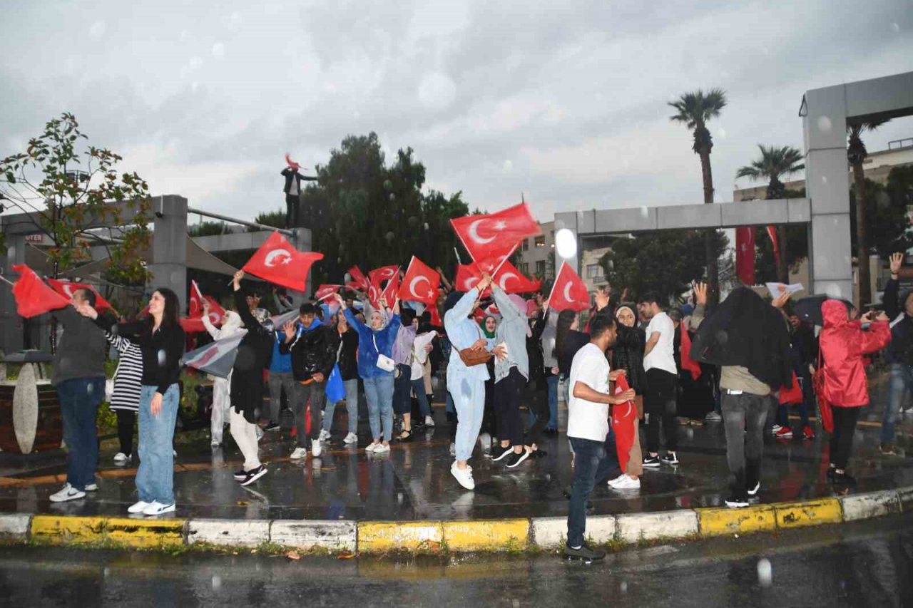 Söke’de Cumhurbaşkanı Erdoğan’ın seçim zaferi meydanda kutlandı