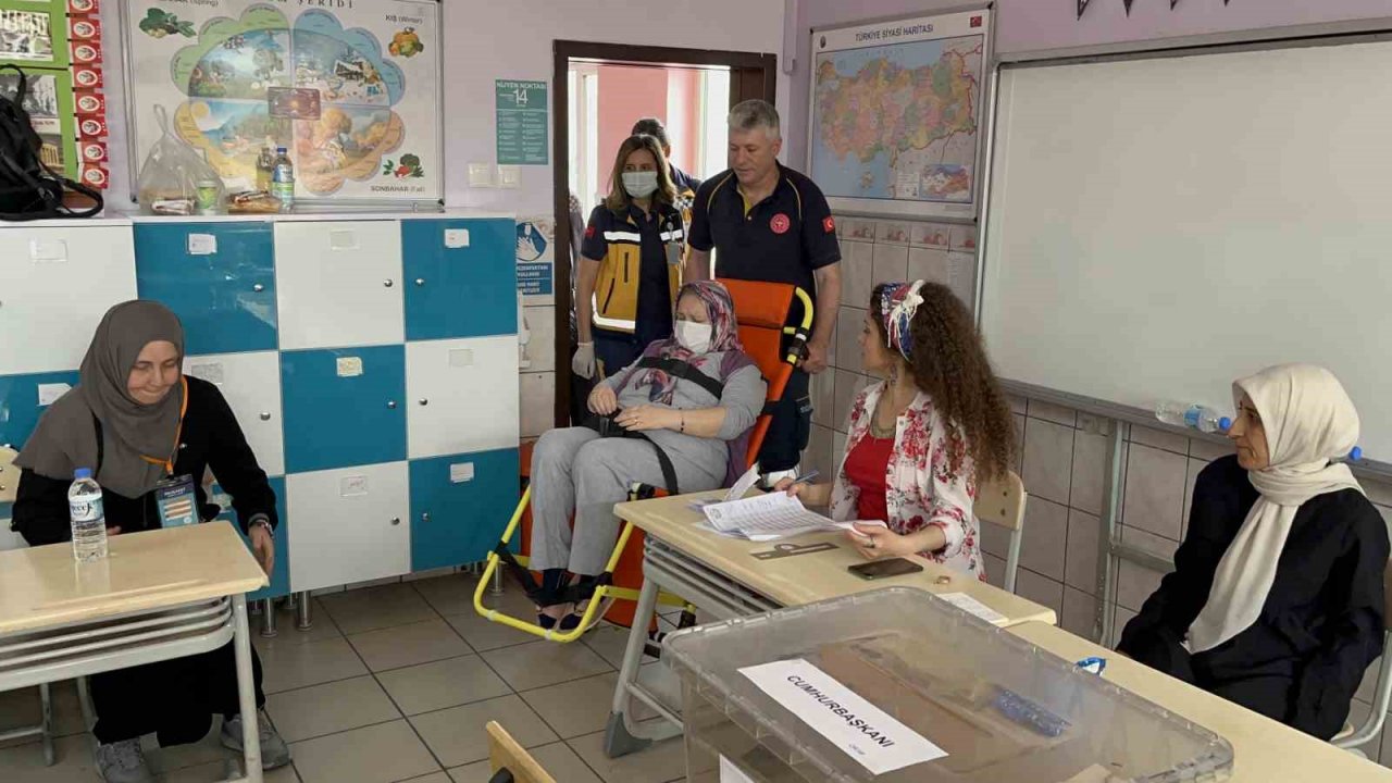 Tedavi gördüğü hastaneden ambulansla oy kullanmaya geldi