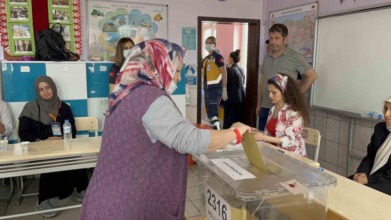 Tedavi gördüğü hastaneden ambulansla oy kullanmaya geldi