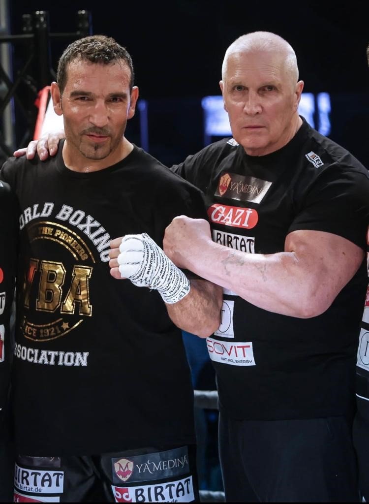 Fırat Arslan nakavtla kazandı