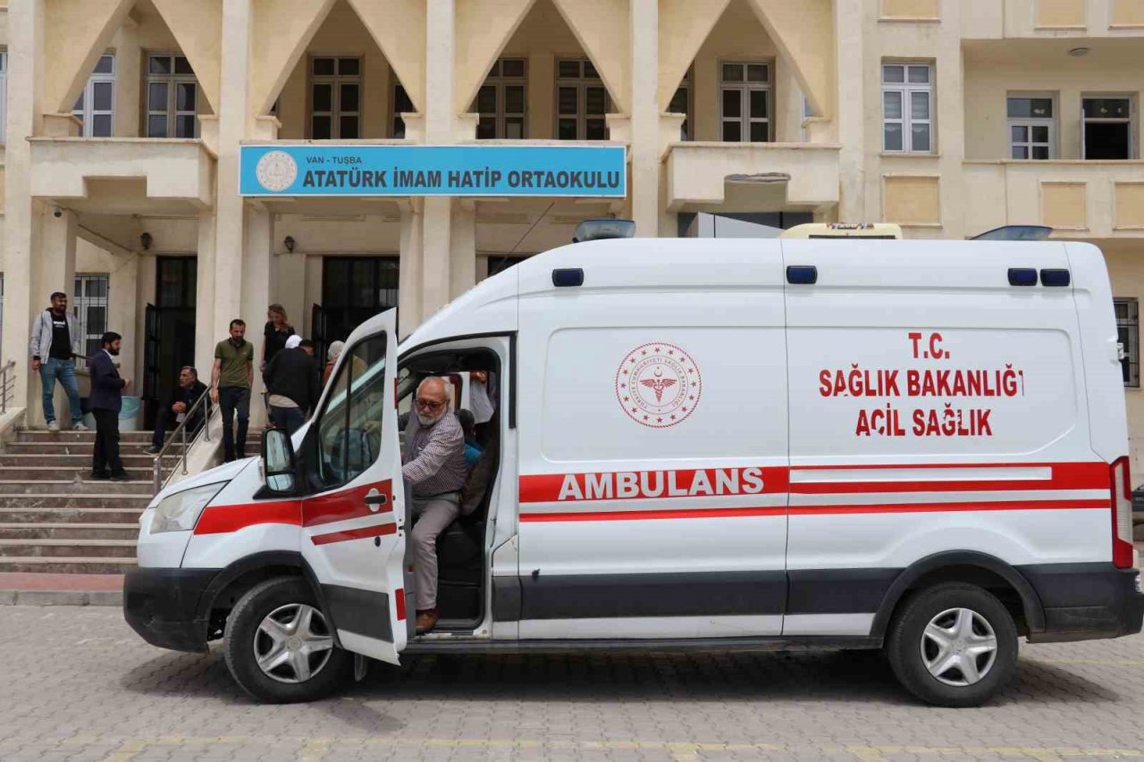 Ambulansla taşınan hastalar sandık başına gitti