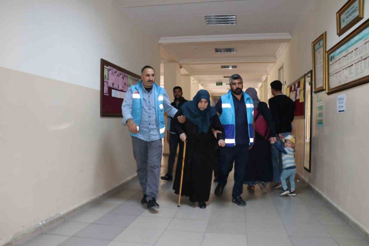 Ambulansla taşınan hastalar sandık başına gitti