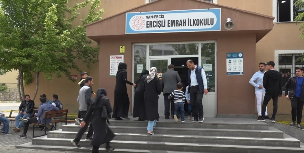 Erciş’te oy verme işlemi başladı