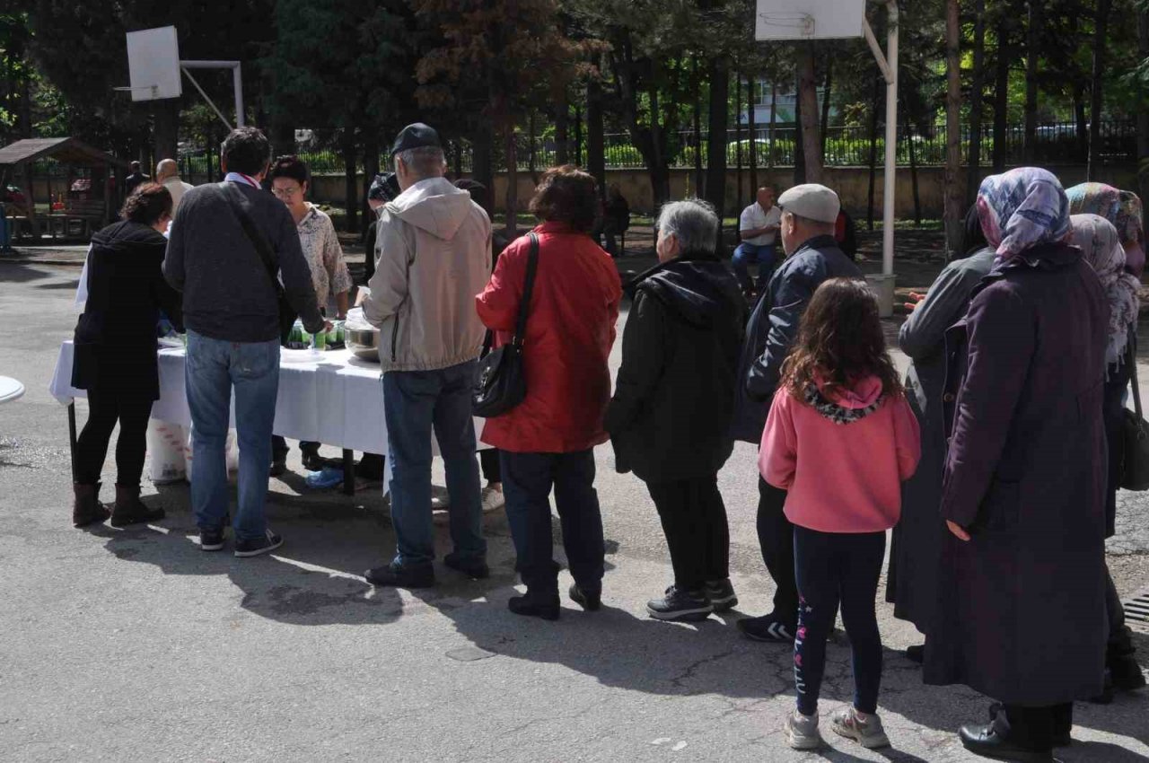 Oy kullanmaya giden seçmene bu kez pilav ayran sürprizi