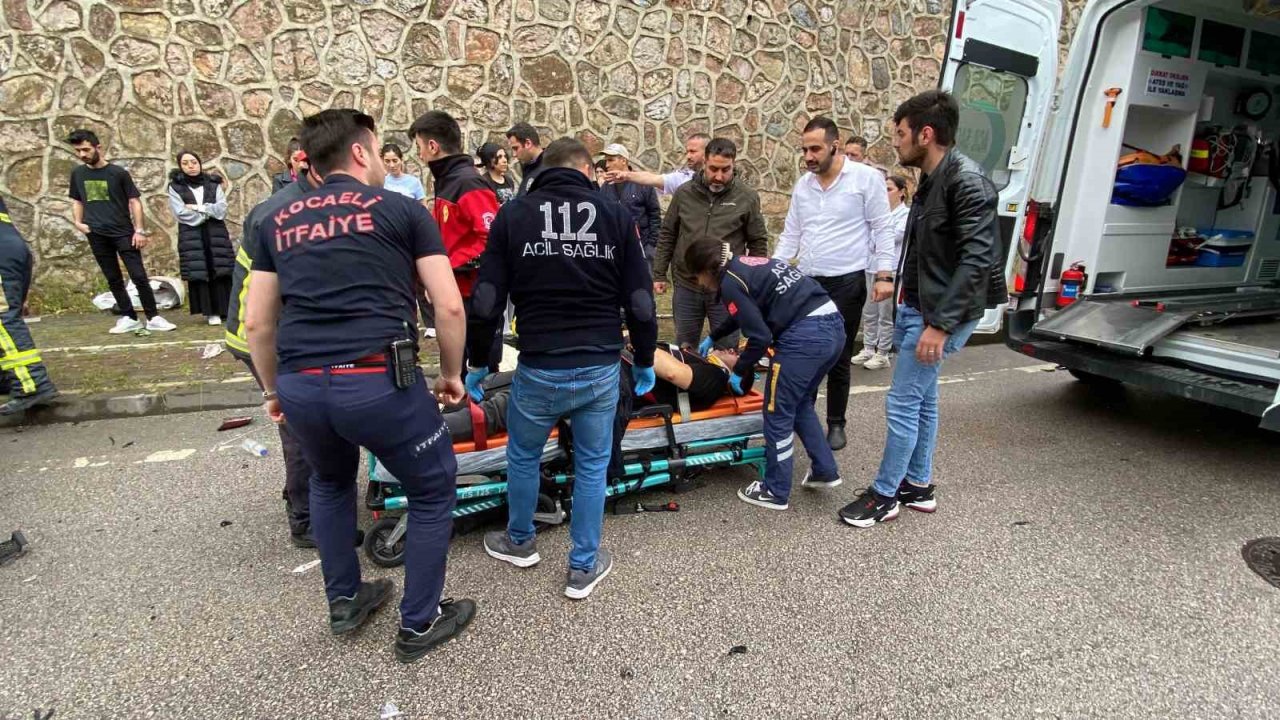 Belediye otobüsü ile çarpışan otomobil paramparça oldu