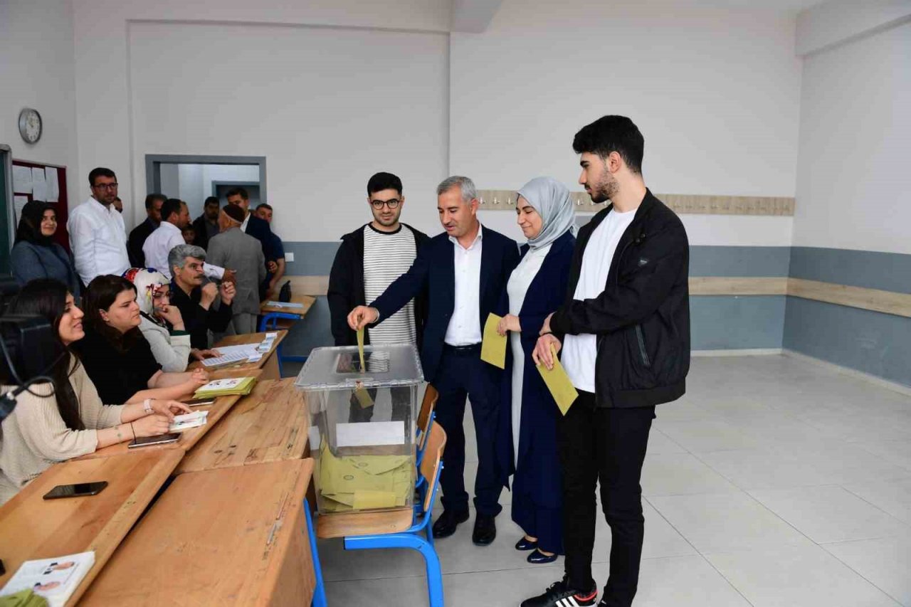 Başkan Çınar, Cumhurbaşkanlığı 2.tur seçimi için oyunu kullandı
