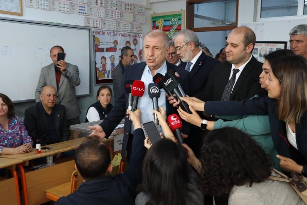 Zafer Partisi Lideri Özdağ, oyunu kullandı