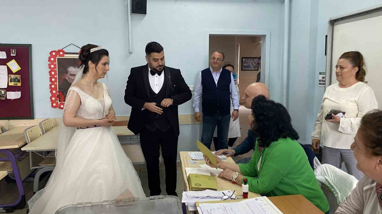 Gelin ve damat düğünden önce oy kullanmak için sandık başına gitti