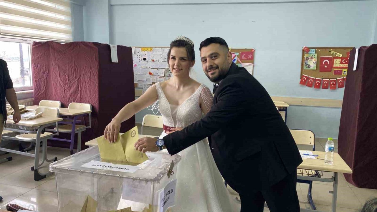 Gelin ve damat düğünden önce oy kullanmak için sandık başına gitti