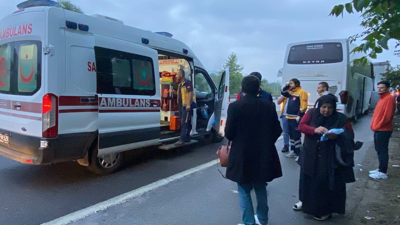 TEM’de yolcu dolu otobüs tıra arkadan çarptı: 1’i ağır 22 yaralı
