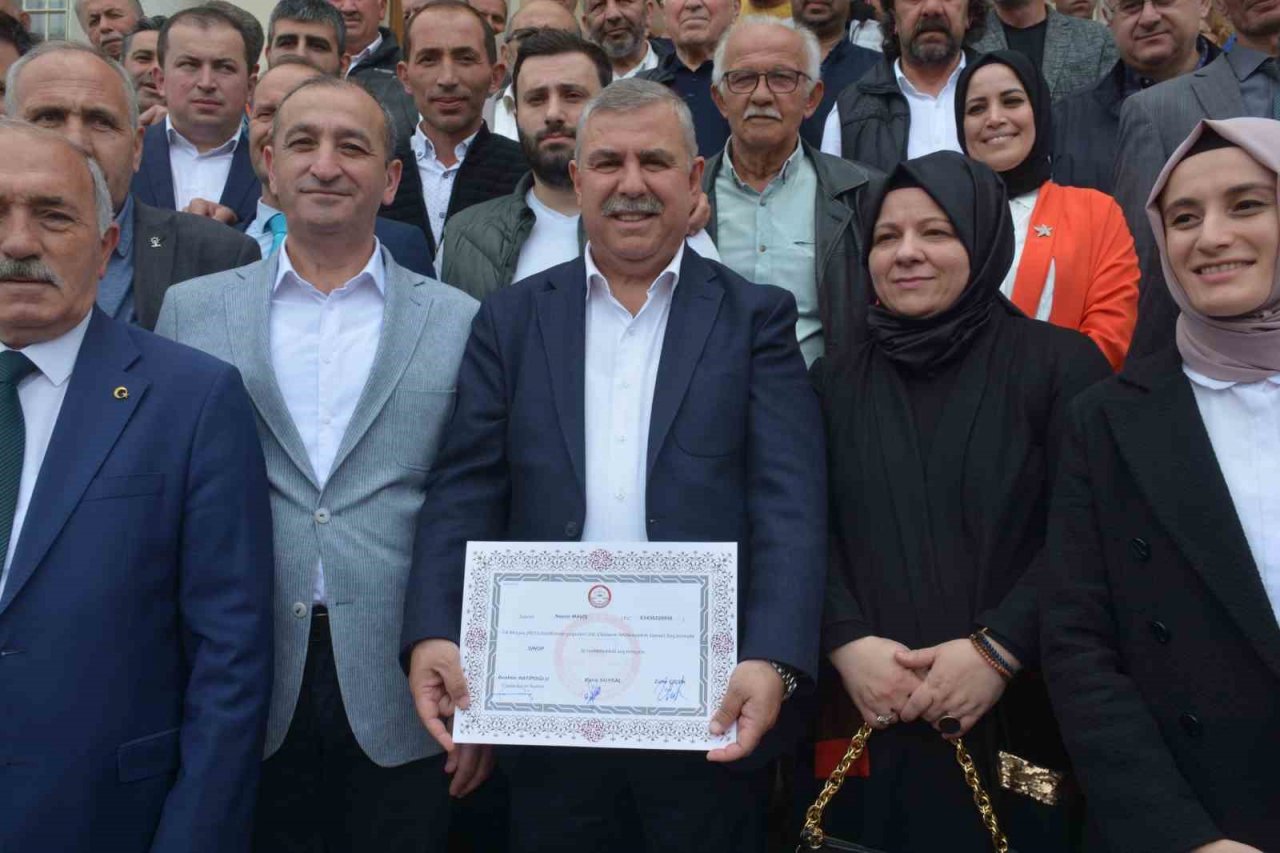 AK Parti’li Nazım Maviş 3. kez mazbatasını aldı