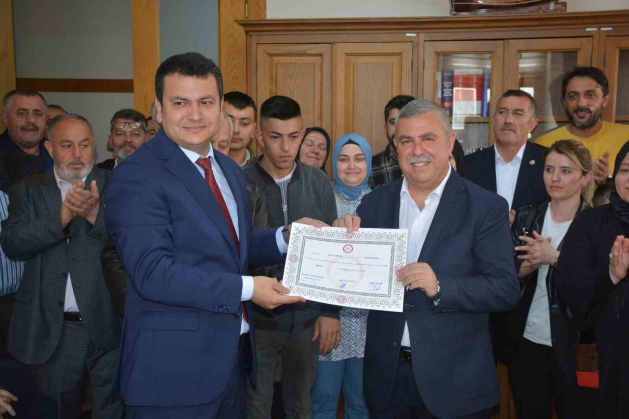 AK Parti’li Nazım Maviş 3. kez mazbatasını aldı