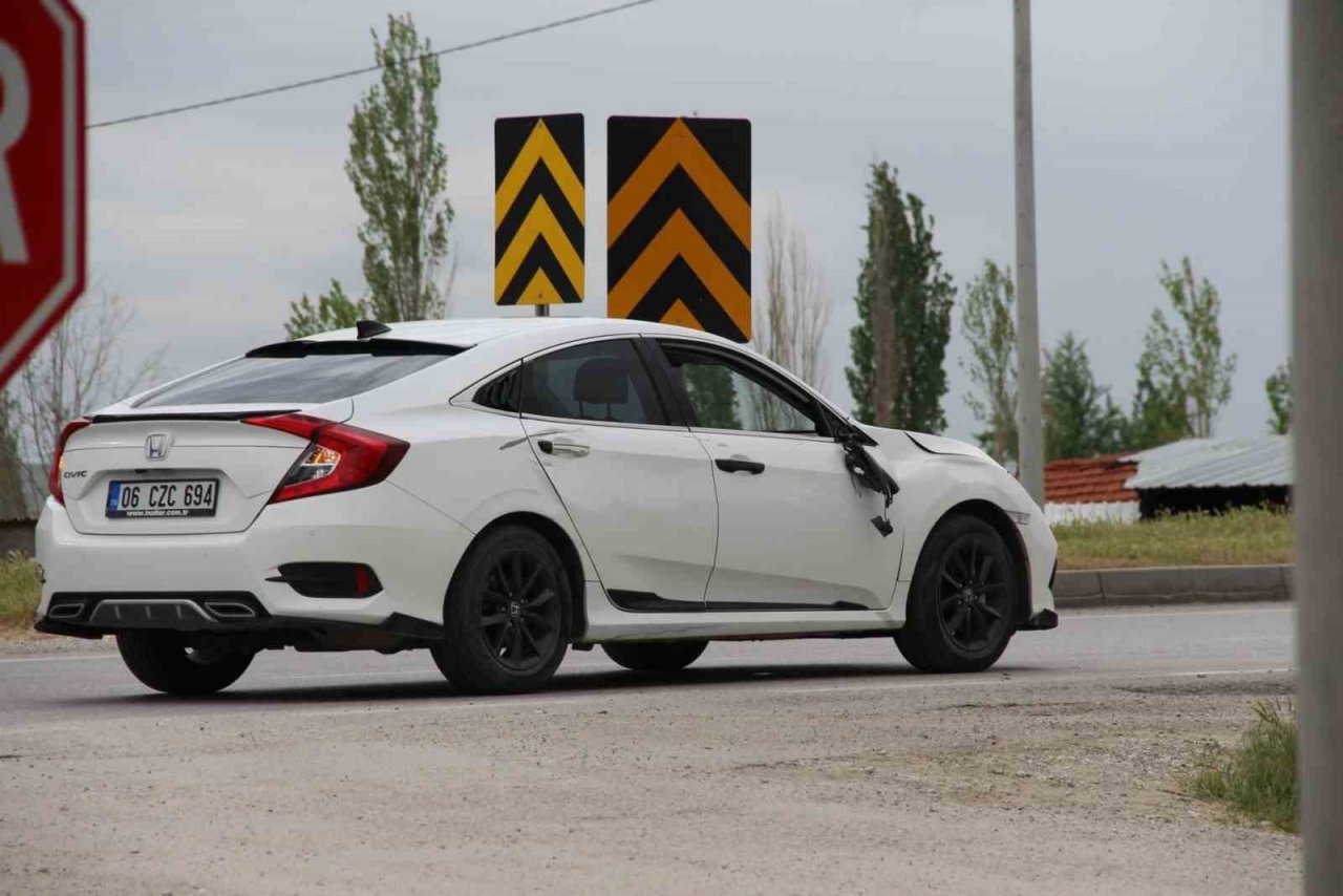 Plakasız kullandığı motosiklet ile otomobile çarpan sürücü yaralandı