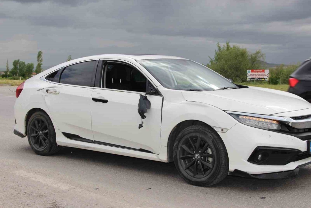 Plakasız kullandığı motosiklet ile otomobile çarpan sürücü yaralandı