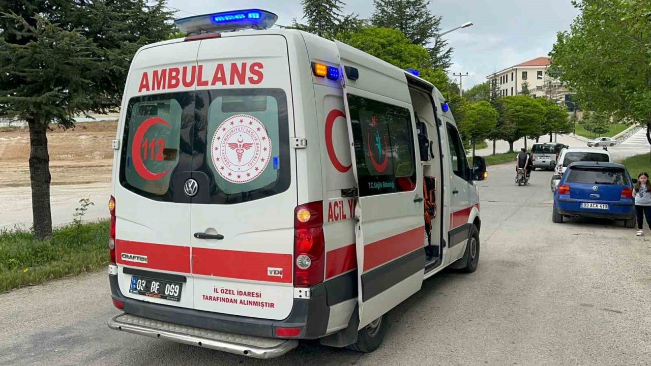 Plakasız kullandığı motosiklet ile otomobile çarpan sürücü yaralandı