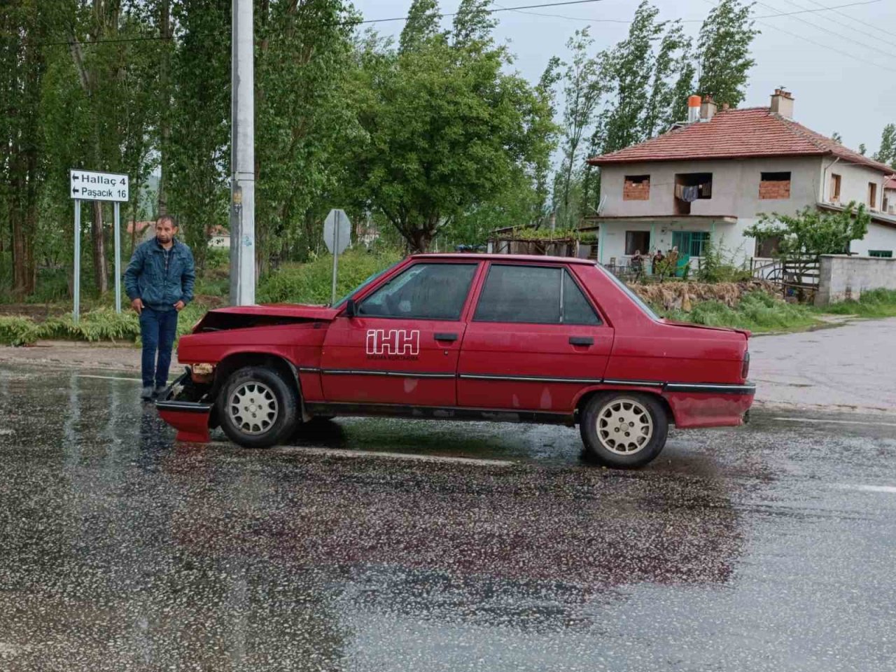 Minibüsün otomobille çarpıştığı kazada 2 kişi yaralandı