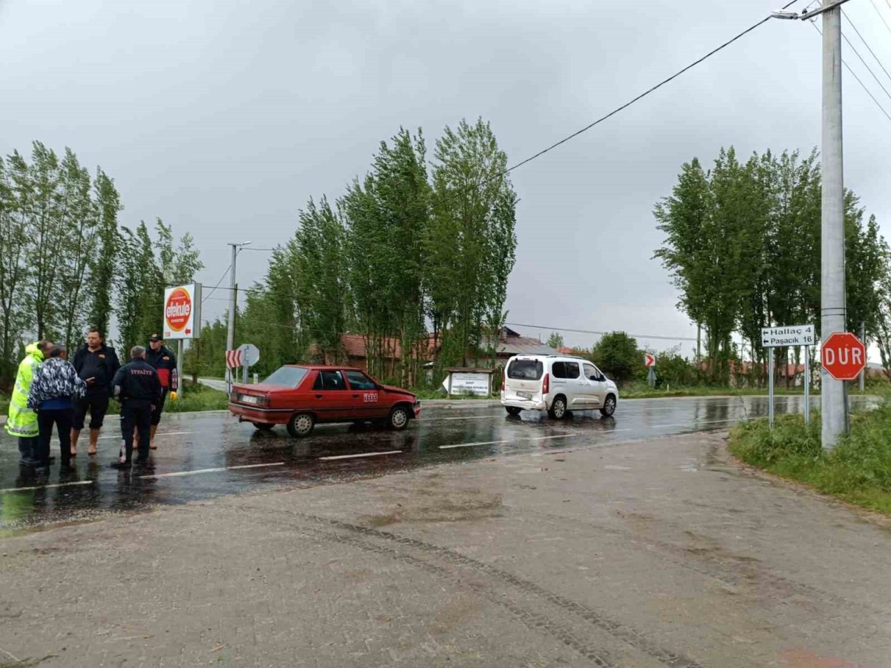 Minibüsün otomobille çarpıştığı kazada 2 kişi yaralandı