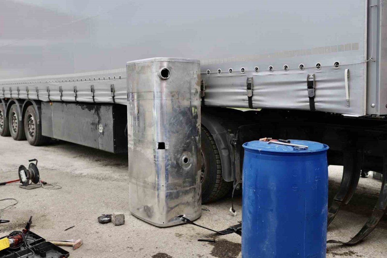 Ağrı’da tırın yakıt deposunda 537 kilo 250 gram metamfetamin ele geçirildi