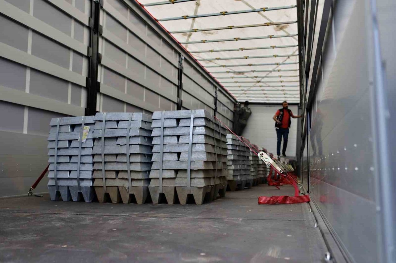 Ağrı’da tırın yakıt deposunda 537 kilo 250 gram metamfetamin ele geçirildi