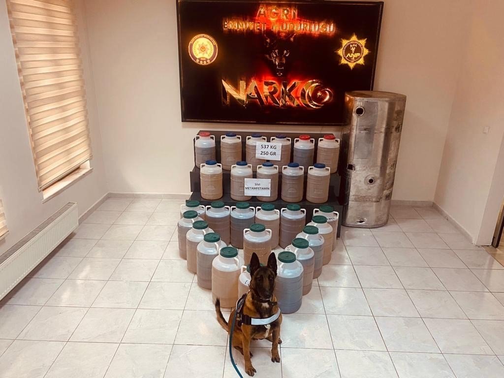 Ağrı’da tırın yakıt deposunda 537 kilo 250 gram metamfetamin ele geçirildi