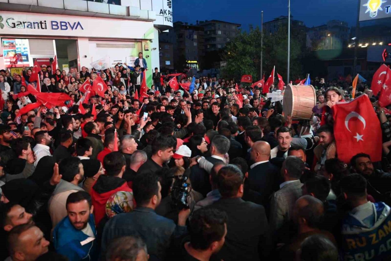 Tuzla’da seçim zaferi coşkuyla kutlandı