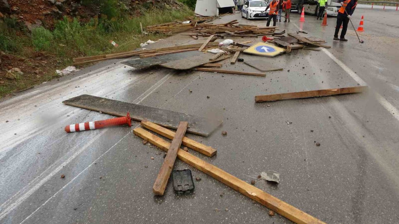 Freni boşalan kimyasal yüklü tır alev alev yandı, faciadan dönüldü