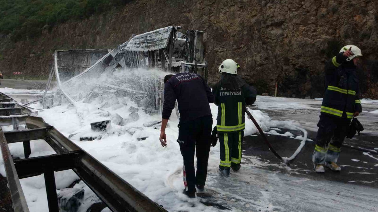 Freni boşalan kimyasal yüklü tır alev alev yandı, faciadan dönüldü