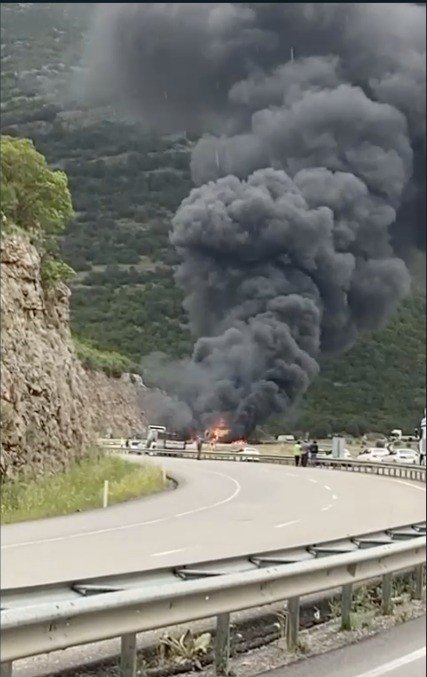 Freni boşalan kimyasal yüklü tır alev alev yandı, faciadan dönüldü