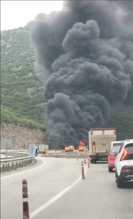 Freni boşalan kimyasal yüklü tır alev alev yandı, faciadan dönüldü
