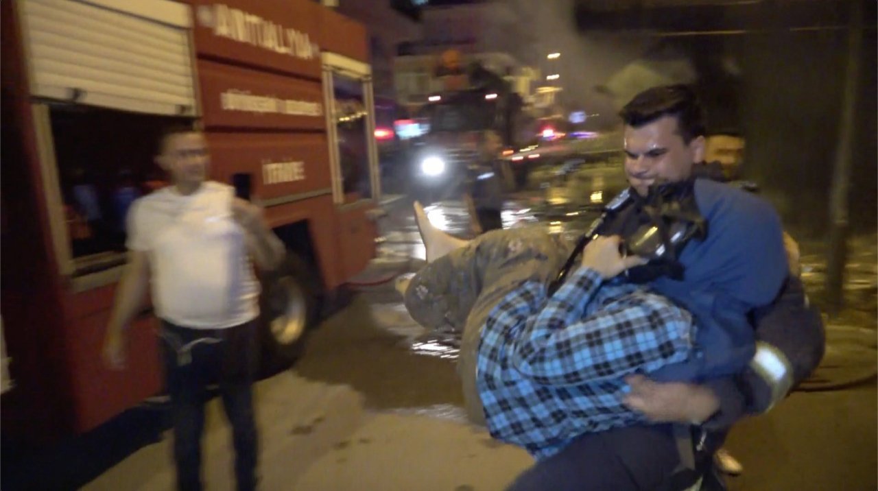 Antalya’da 5 katlı binada çıkan yangında can pazarı yaşandı