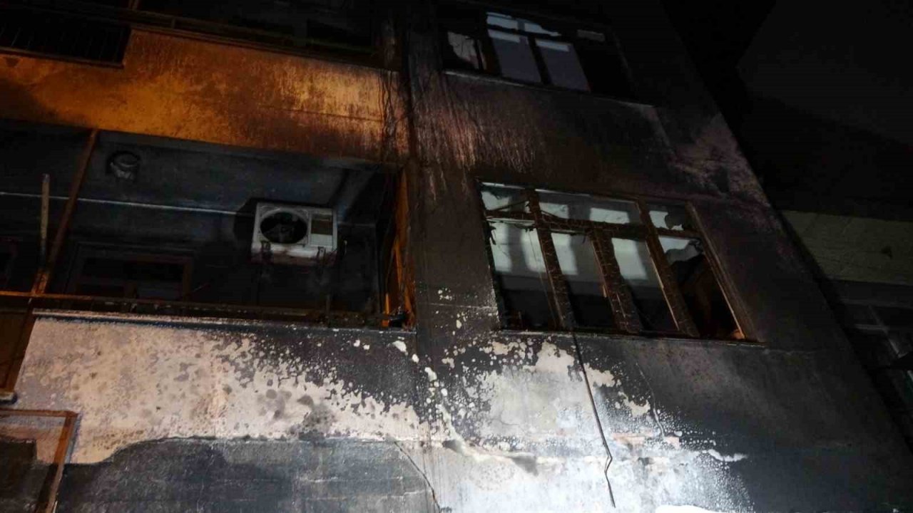 Antalya’da 5 katlı binada çıkan yangında can pazarı yaşandı