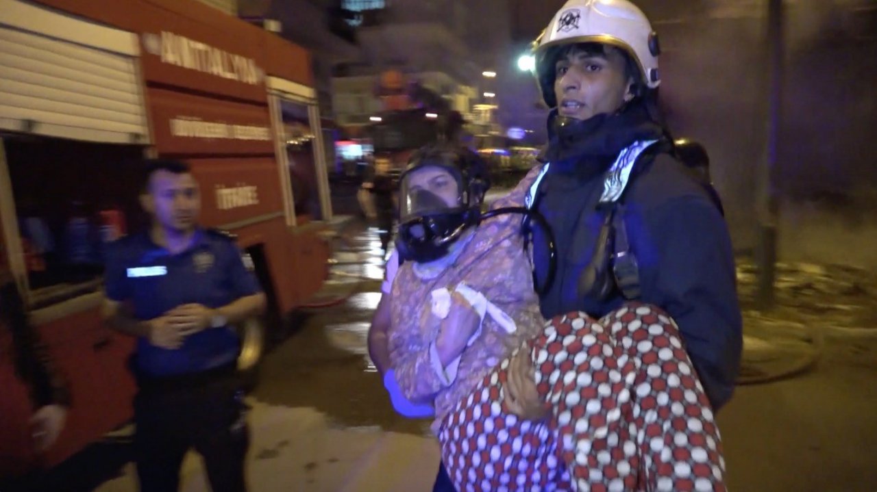 Antalya’da 5 katlı binada çıkan yangında can pazarı yaşandı