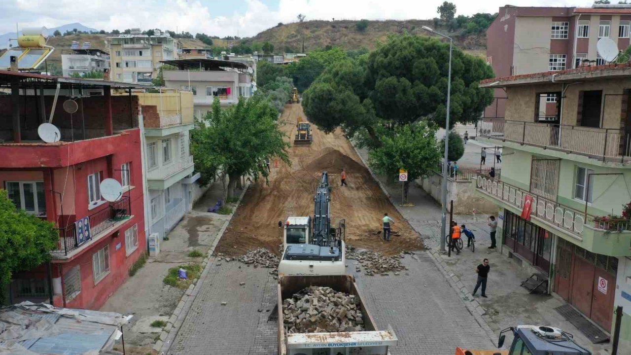 Aydın Büyükşehir Belediyesi Şerbetci Caddesi’nde sıcak asfalt çalışmalarına başladı