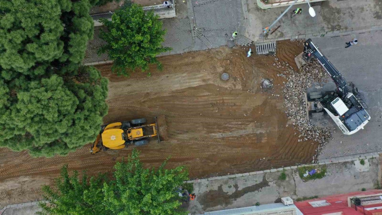 Aydın Büyükşehir Belediyesi Şerbetci Caddesi’nde sıcak asfalt çalışmalarına başladı