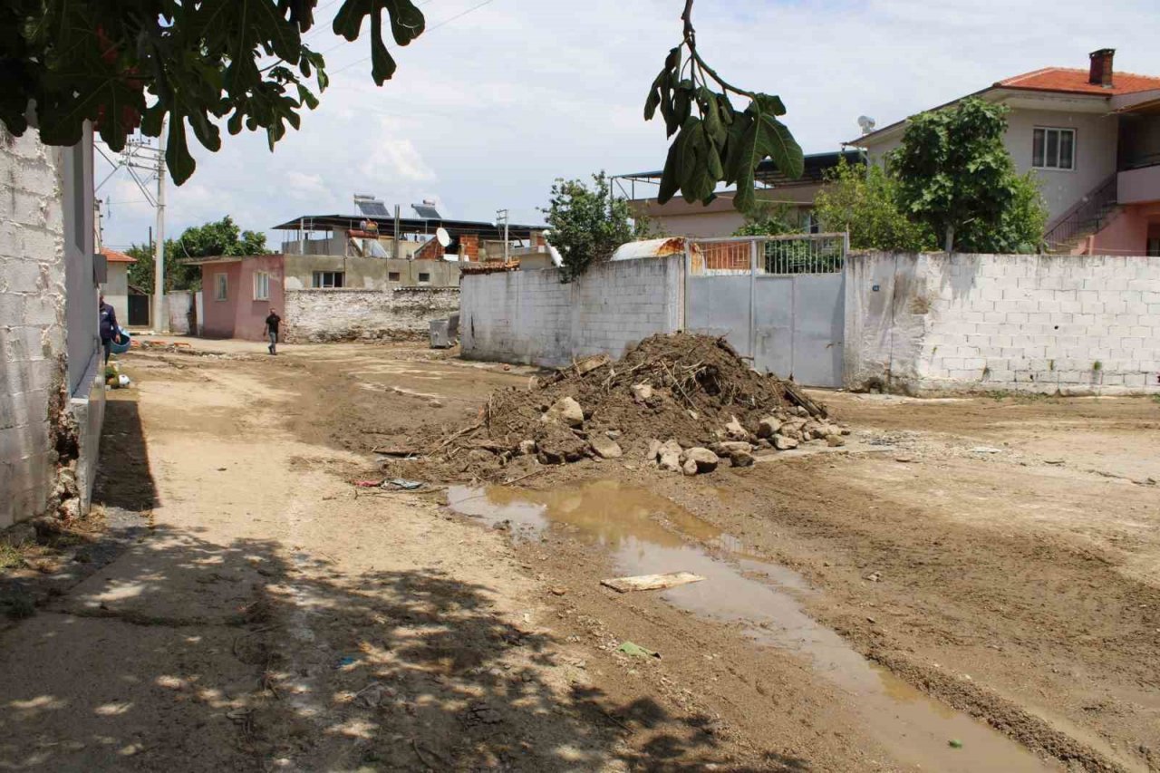 Koçarlı’da selin izleri silinmeye çalışılıyor