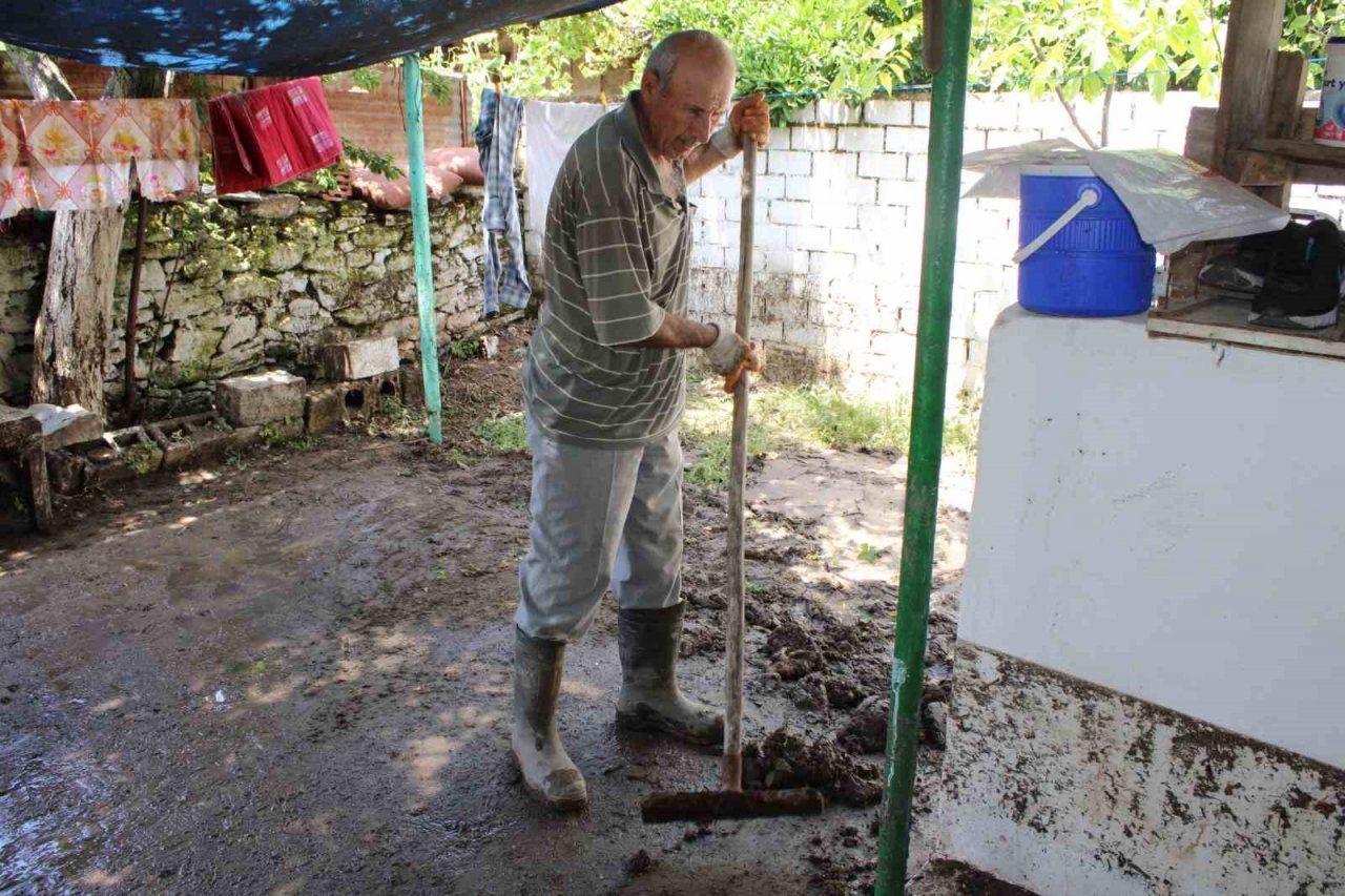 Koçarlı’da selin izleri silinmeye çalışılıyor