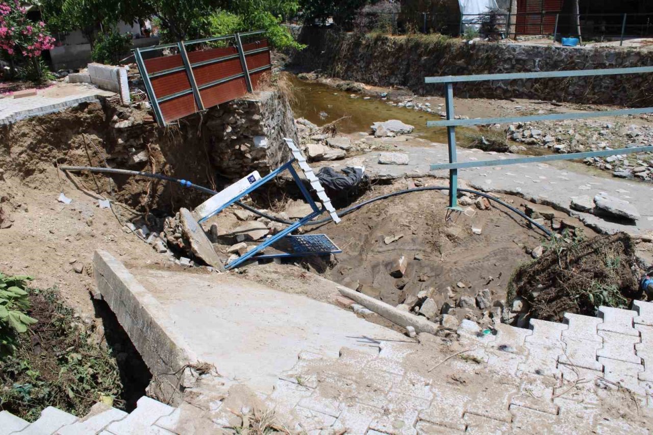 Koçarlı’da selin izleri silinmeye çalışılıyor