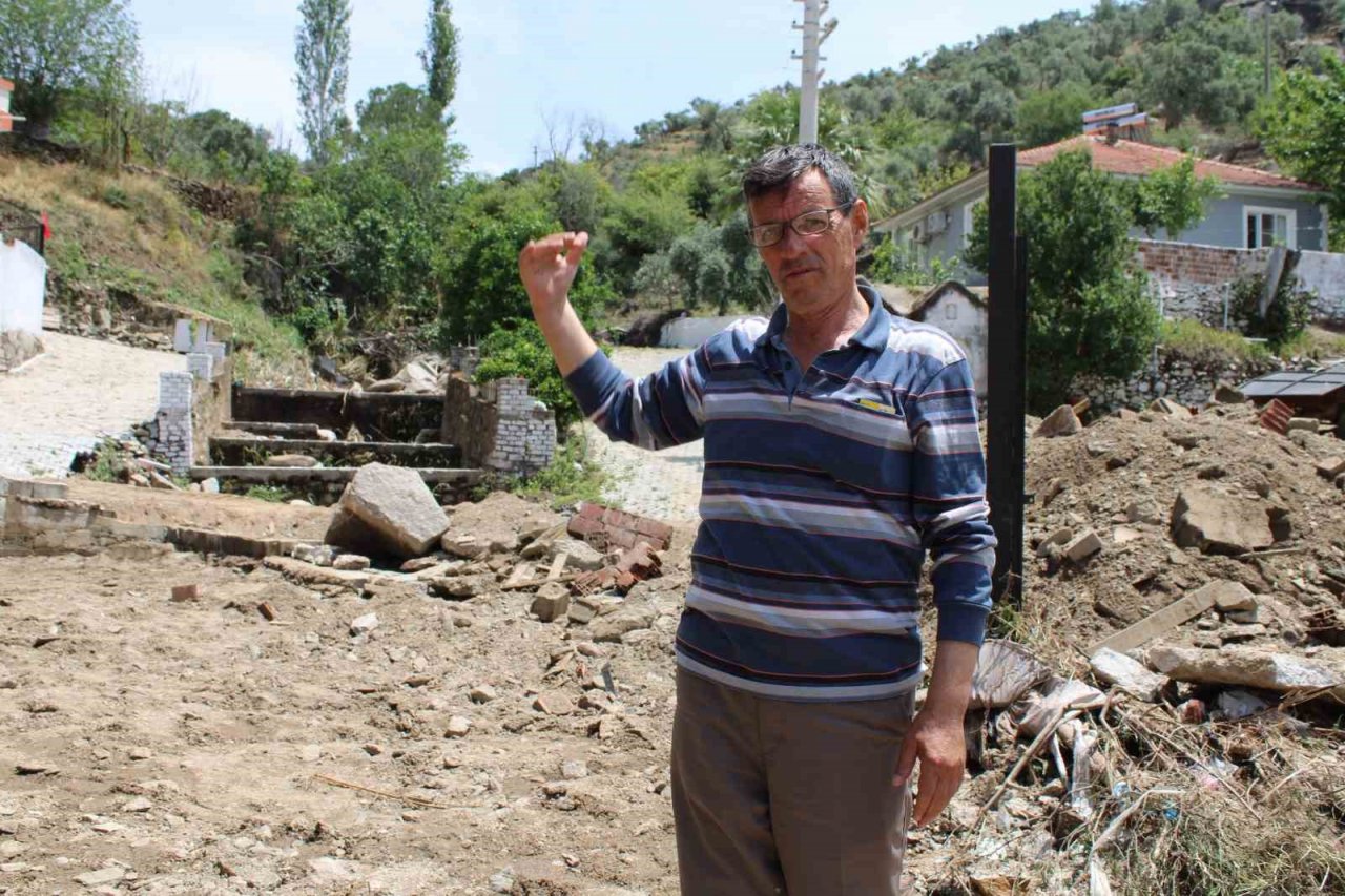 Koçarlı’da selin izleri silinmeye çalışılıyor