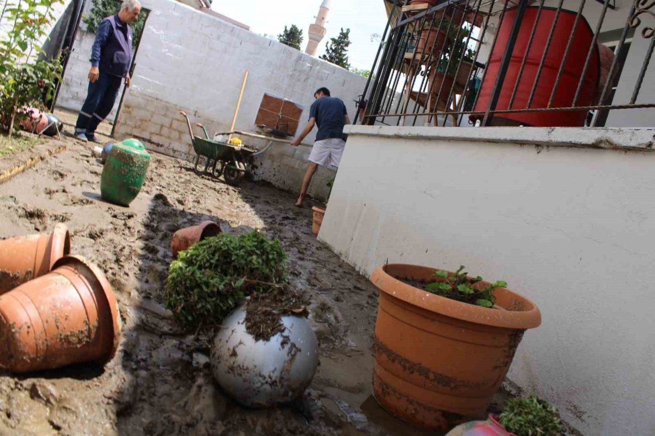 Koçarlı’da selin izleri silinmeye çalışılıyor