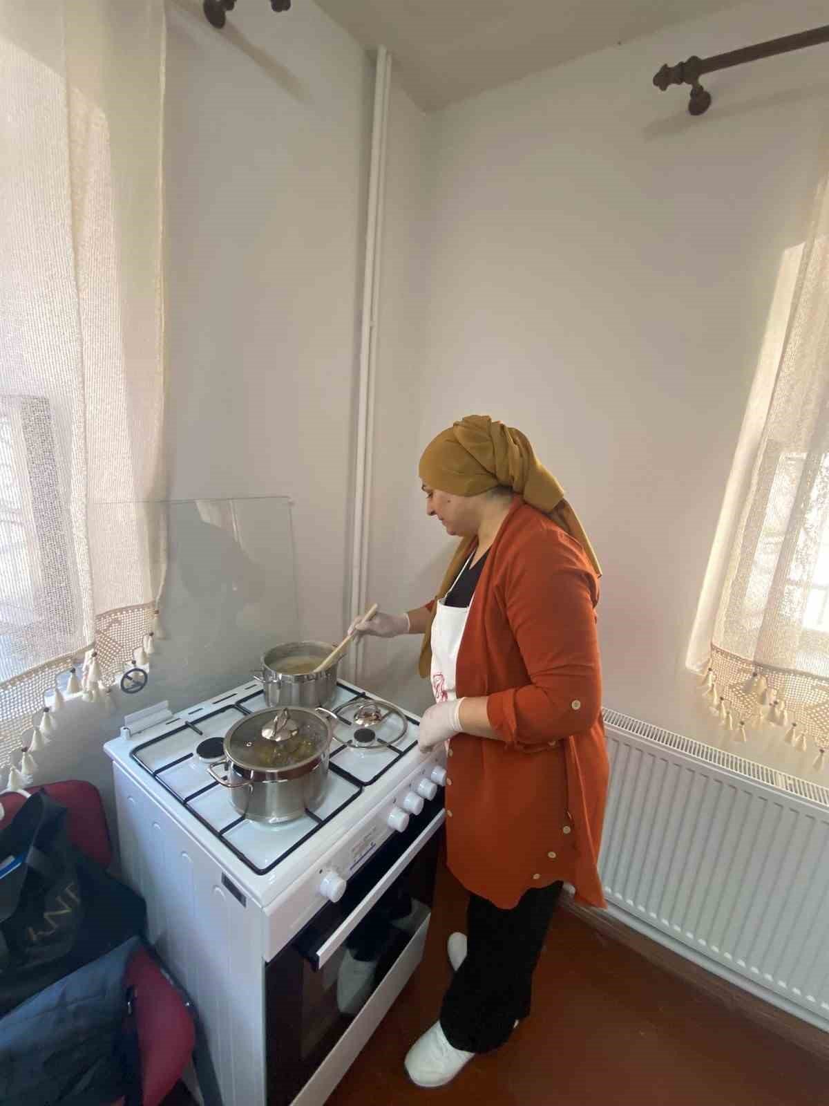 Edremitli roman kadınlar SODAM’da meslek öğreniyor