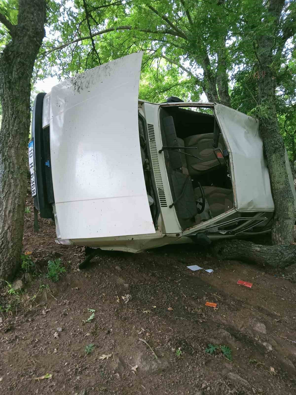 Balya’da otomobil şarampole uçtu: 3 yaralı