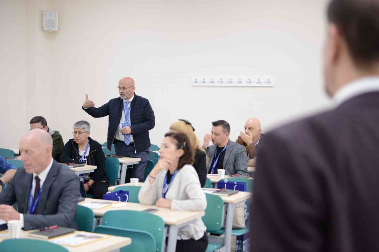 122 kurum ve kuruluştan katılımcılar yabancı dil eğitimi için bir araya geldi