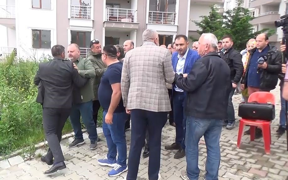 Tekirdağ’da basın açıklaması savaş alanında döndü: Site sakinleri ile firma yetkilileri arasında arbede