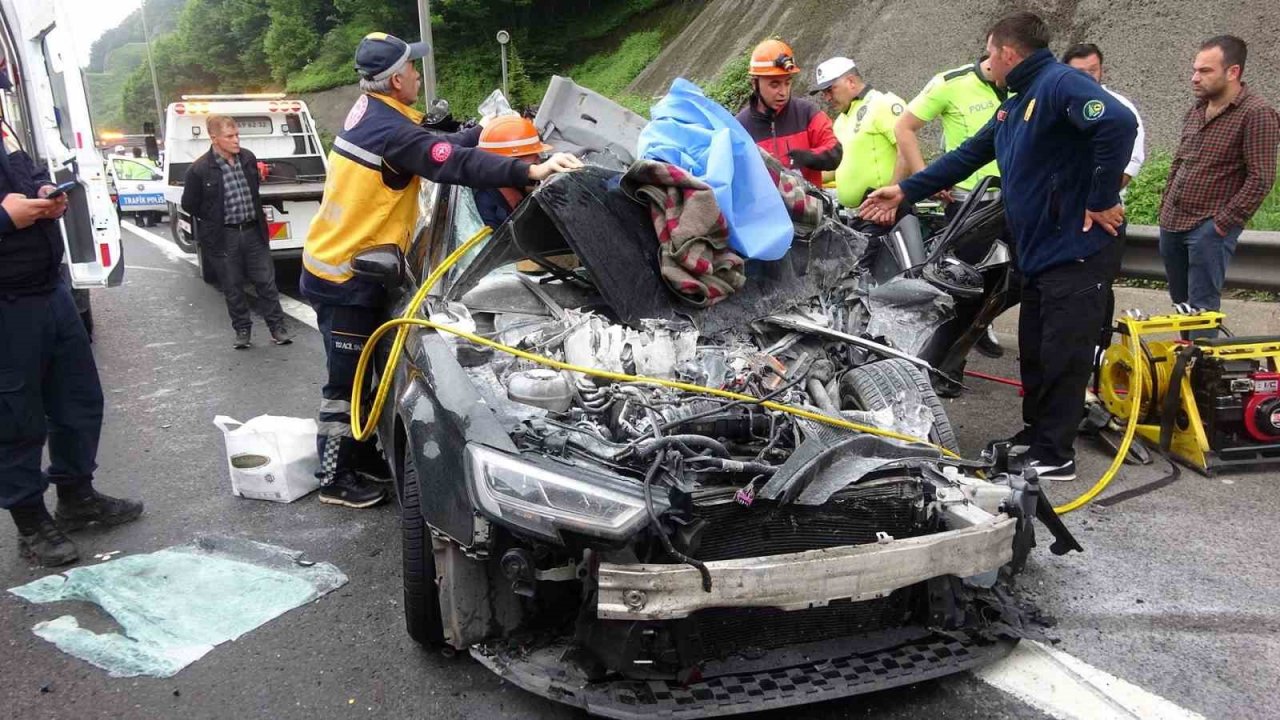 TEM’de feci kaza: Otomobil paramparça oldu, sıkışan sürücü dakikalarca telefonda konuştu