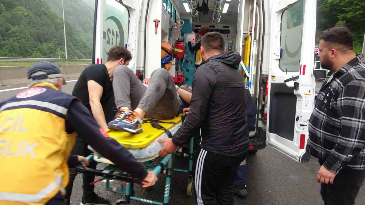 TEM’de feci kaza: Otomobil paramparça oldu, sıkışan sürücü dakikalarca telefonda konuştu