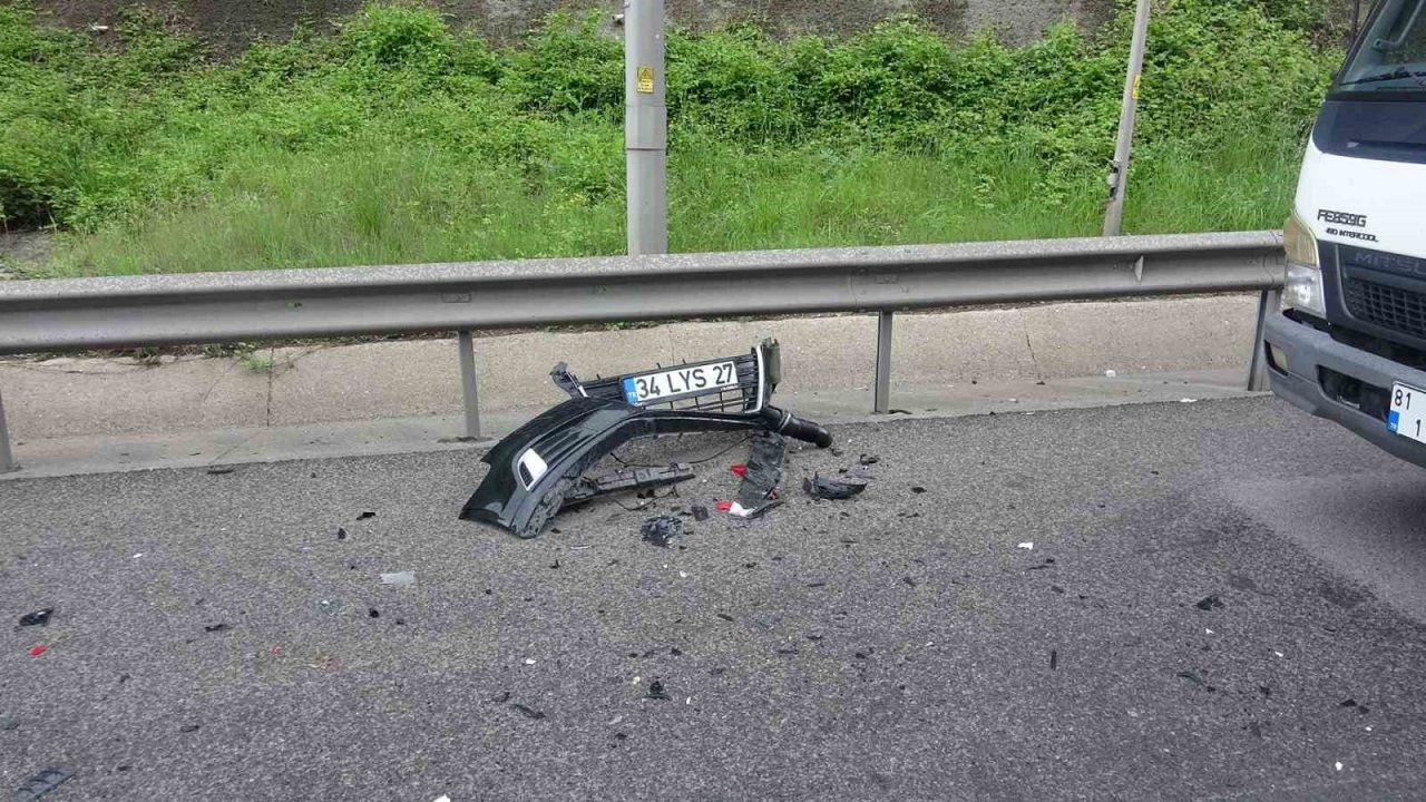 TEM’de feci kaza: Otomobil paramparça oldu, sıkışan sürücü dakikalarca telefonda konuştu