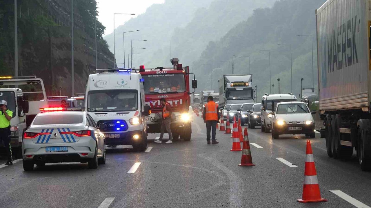 TEM’de feci kaza: Otomobil paramparça oldu, sıkışan sürücü dakikalarca telefonda konuştu