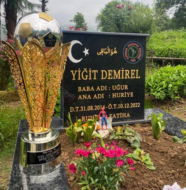 Rizespor’un şampiyonluk kupası minik Demirel’in kabrine götürüldü