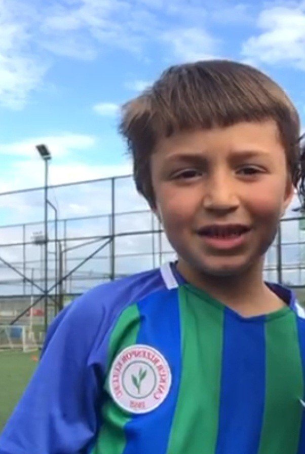 Rizespor’un şampiyonluk kupası minik Demirel’in kabrine götürüldü