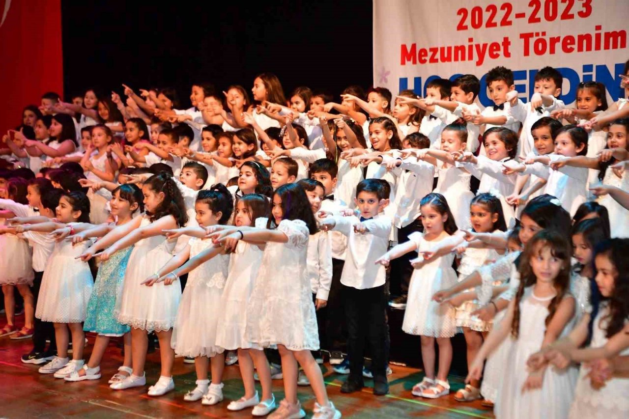 Kreş öğrencilerinin mezuniyet sevinci